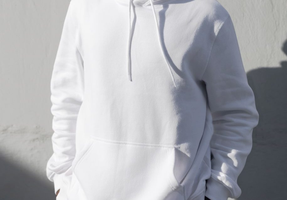 white-trendy-hoodie-street-style-menswear-fashion-shoot 1-min white-trendy-hoodie-street-style-menswear-fashion-shoot 1-min
